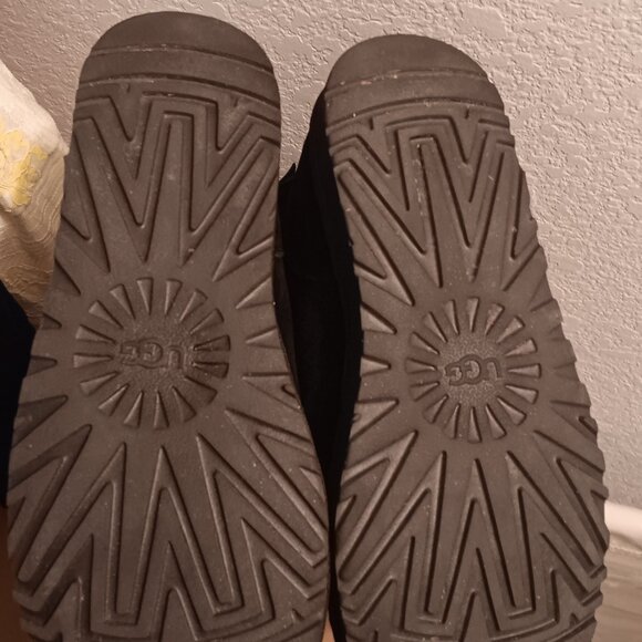 Black UGG - Picture 6 of 8